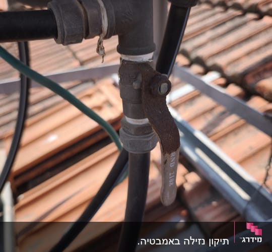 צנרת עם ברז על גג רעפים